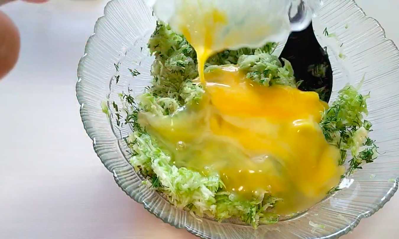 Блины из кабачков на сковороде-Шаг 3