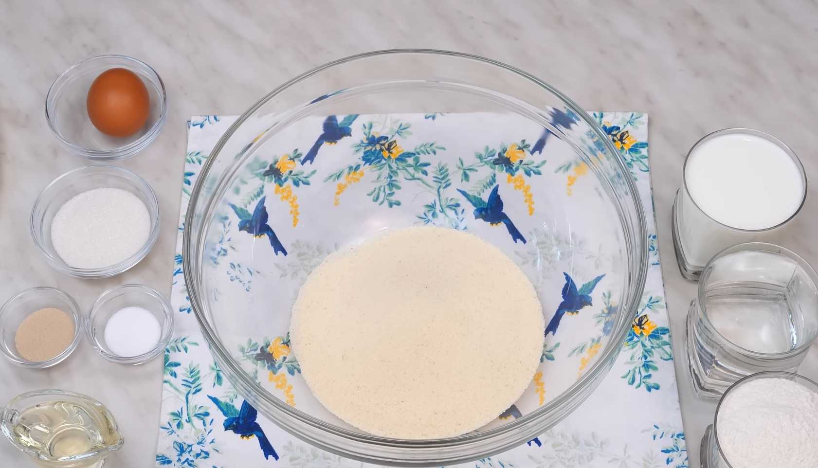 Дрожжевые блины на манке и молоке-Шаг 1