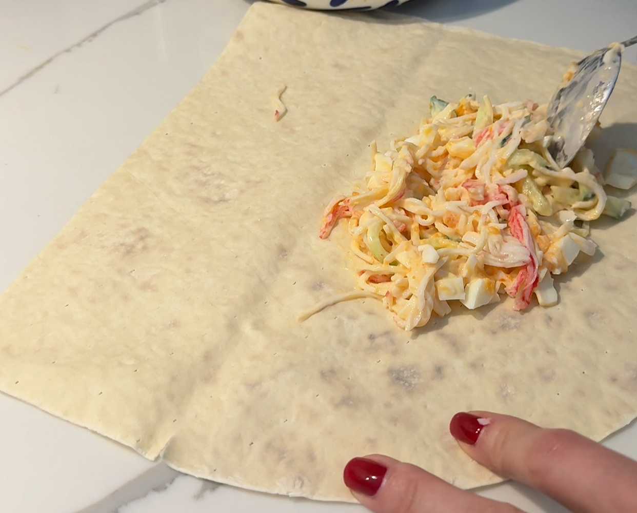 Крабовый ролл с яйцом и огурцом в лаваше-Шаг 6