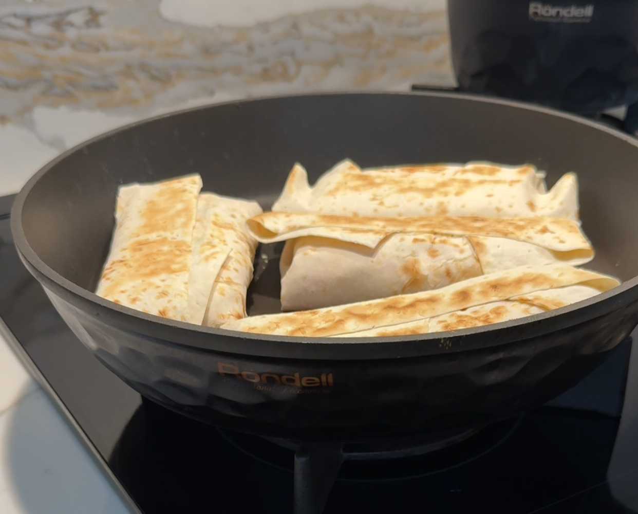 Крабовый ролл с яйцом и огурцом в лаваше-Шаг 8