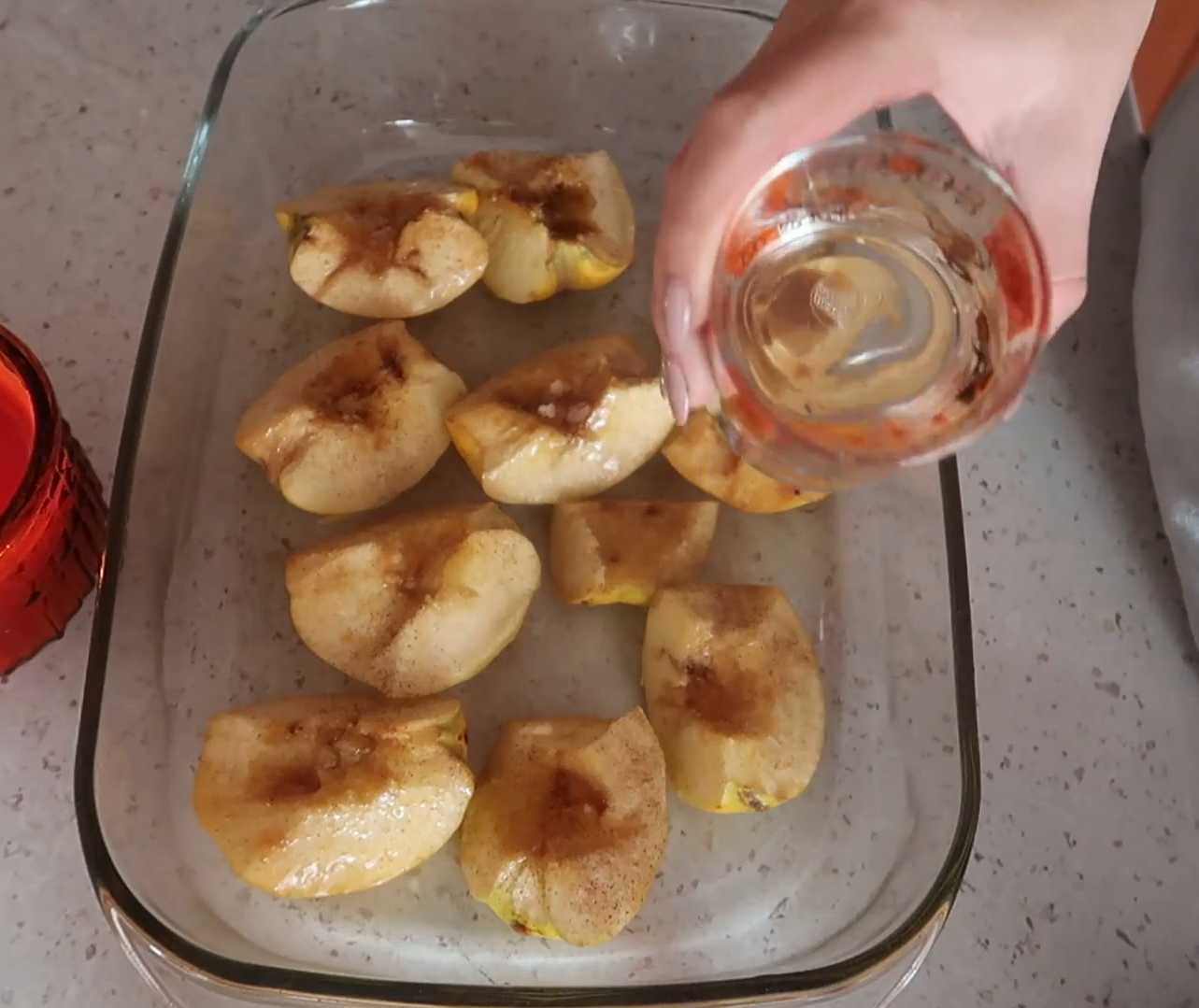 Запеченная айва с медом, корицей и гвоздикой-Шаг 6