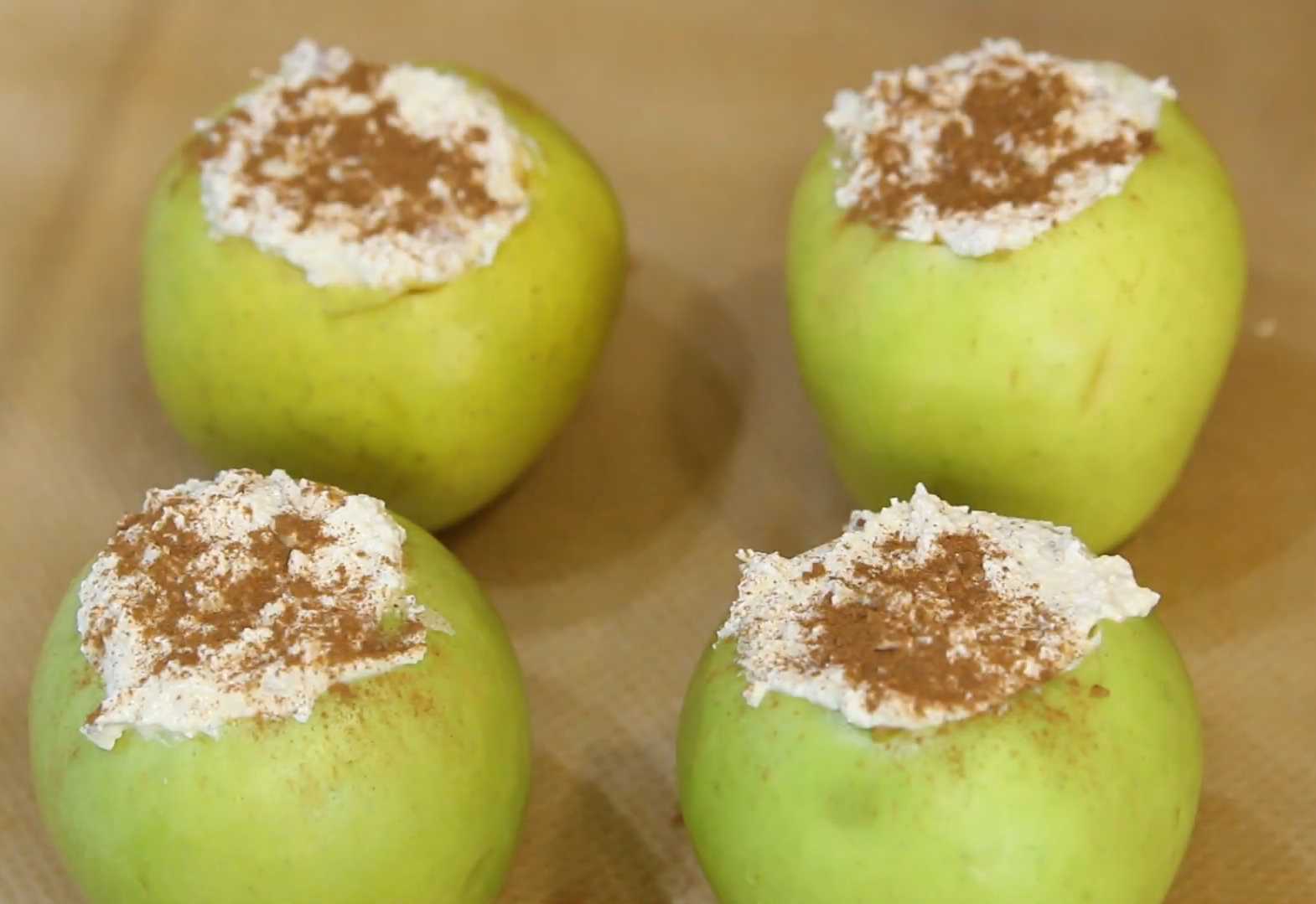 Запеченные яблоки с творогом и корицей-Шаг 6