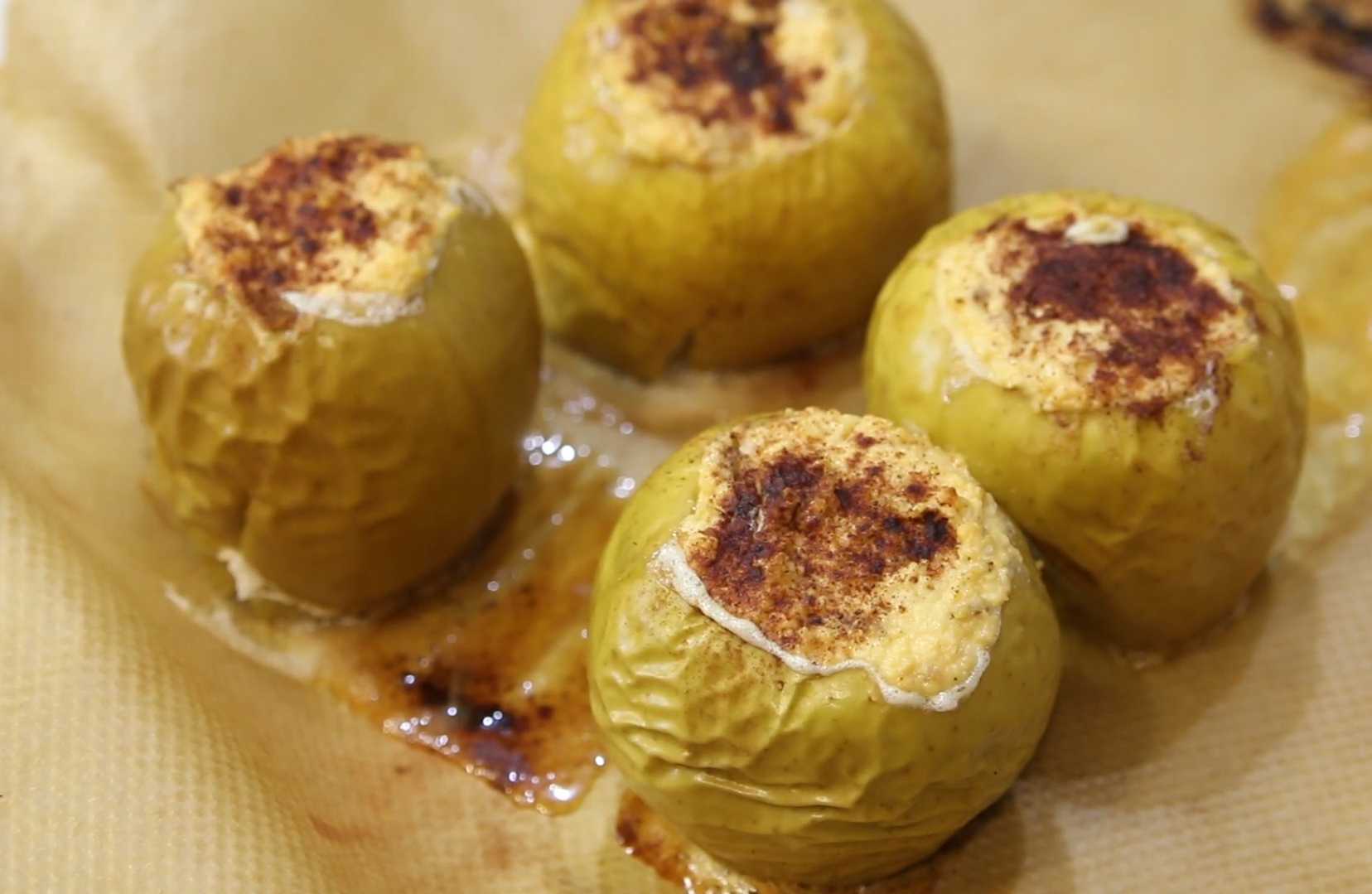 Запеченные яблоки с творогом и корицей-Шаг 7