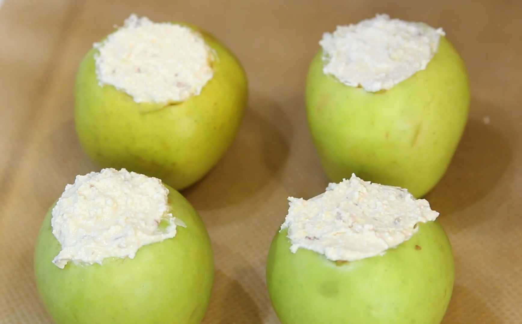 Запеченные яблоки с творогом и корицей-Шаг 5