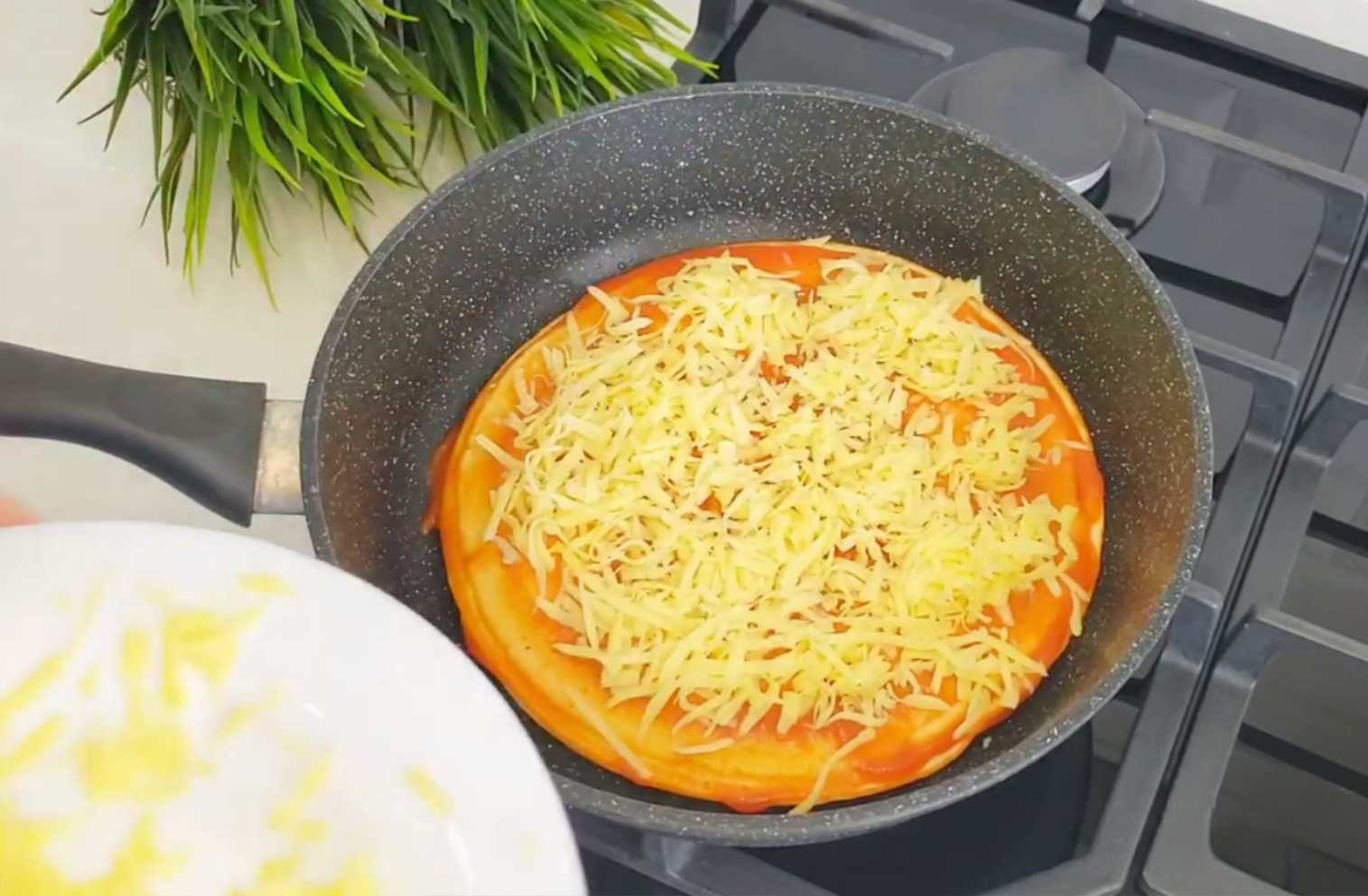 Быстрая пицца на сковороде за 10 минут-Шаг 12