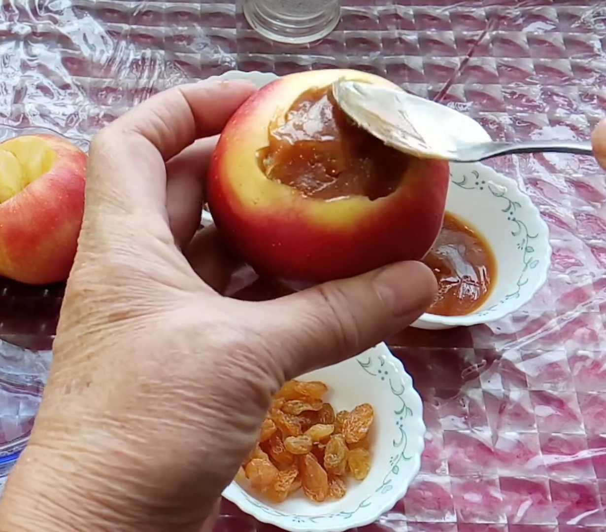 Запеченные яблоки с медом и орехами-Шаг 4