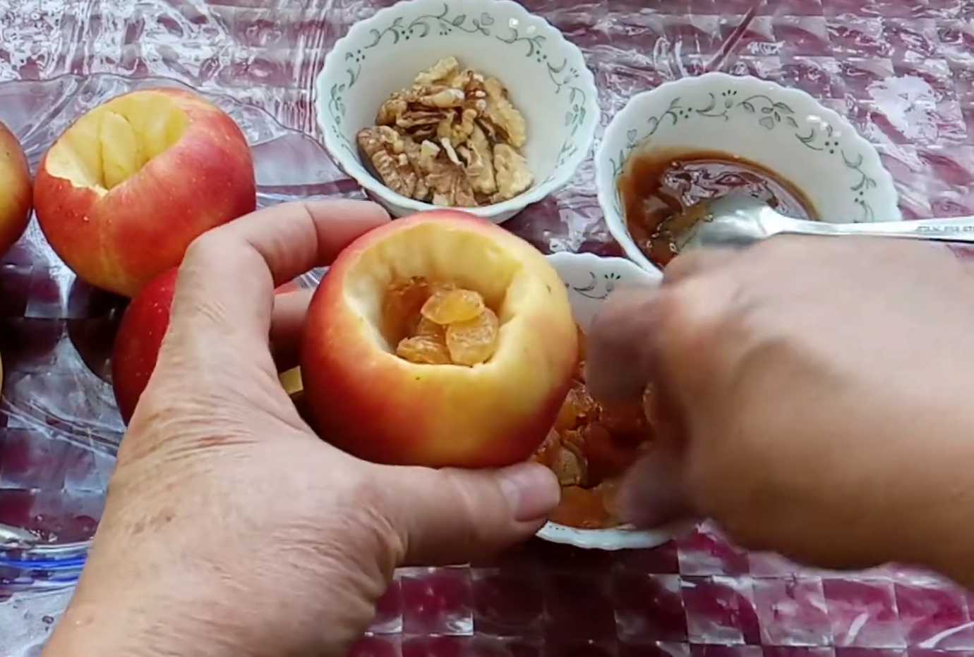 Запеченные яблоки с медом и орехами-Шаг 3