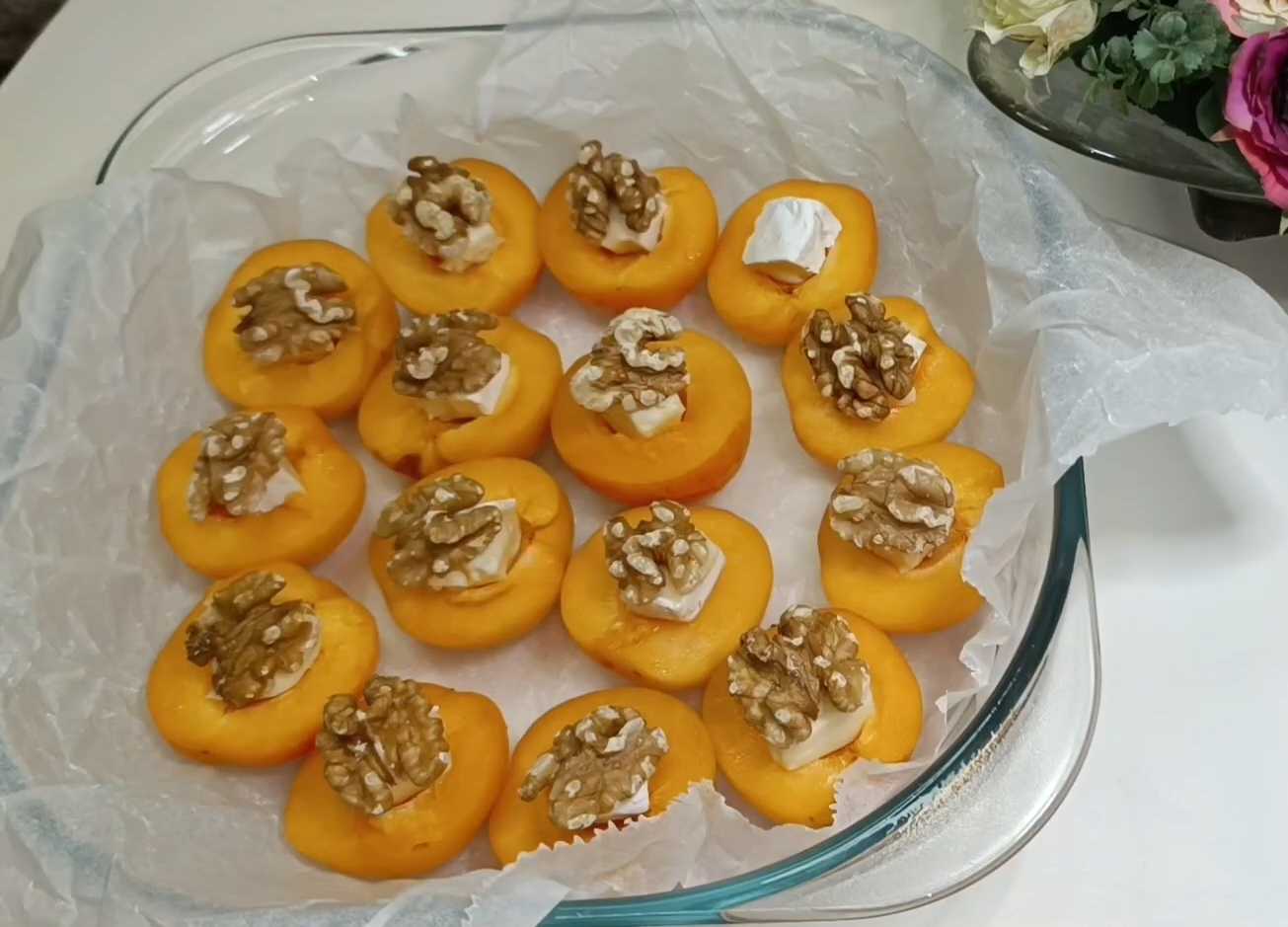 Запеченные абрикосы с сыром и орехами-Шаг 6