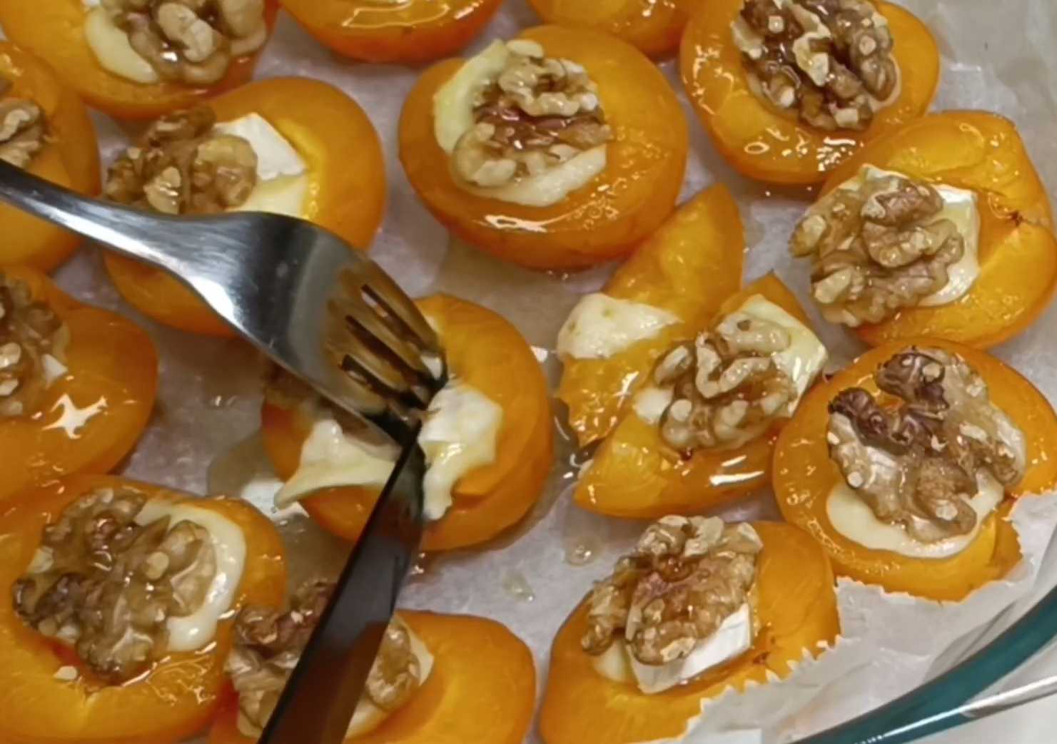 Запеченные абрикосы с сыром и орехами-Шаг 8