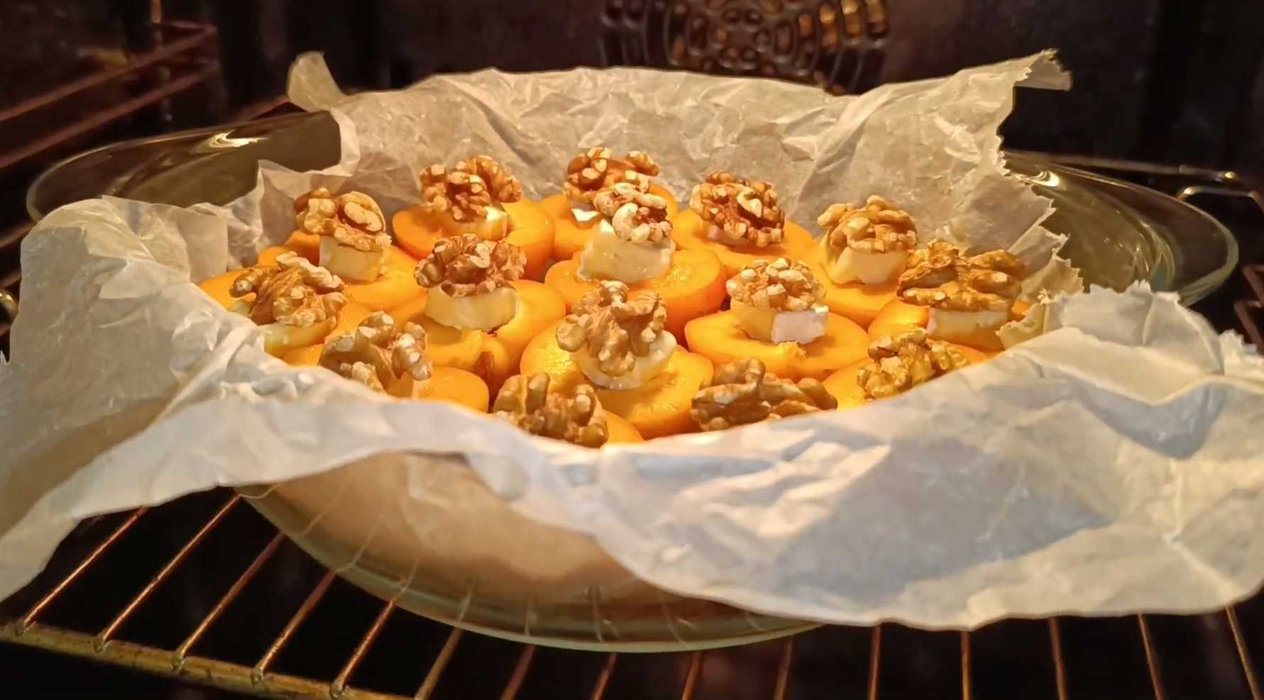 Запеченные абрикосы с сыром и орехами-Шаг 7