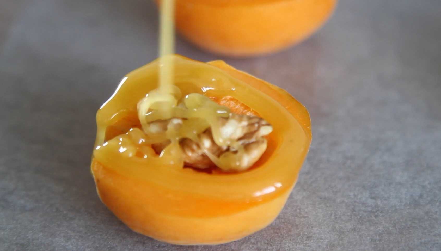 Запеченные абрикосы с медом и орехами-Шаг 5