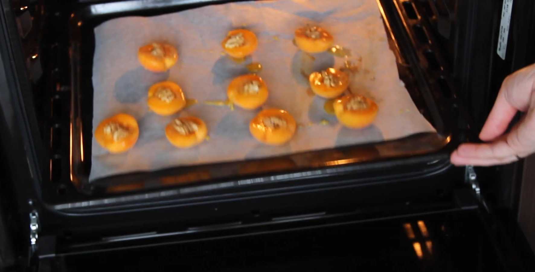 Запеченные абрикосы с медом и орехами-Шаг 7