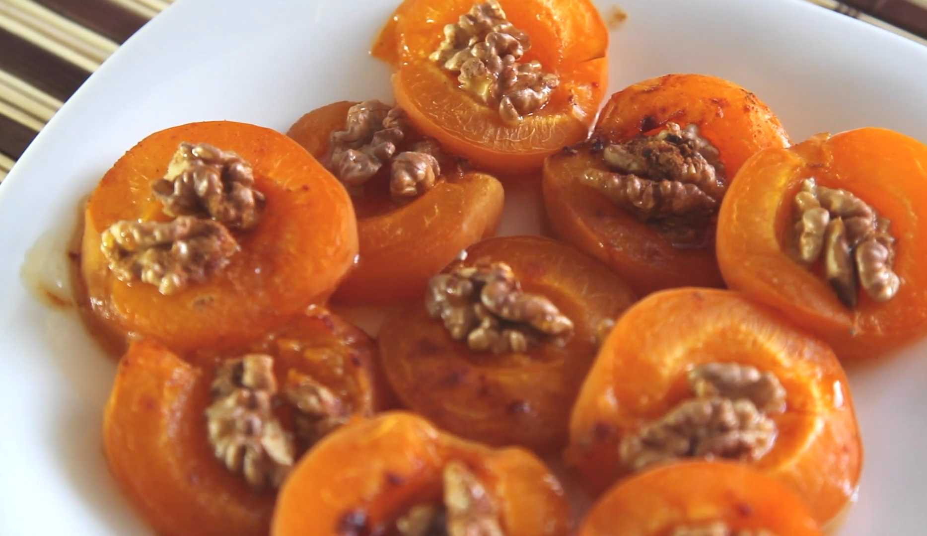 Запеченные абрикосы с медом и орехами-Шаг 8