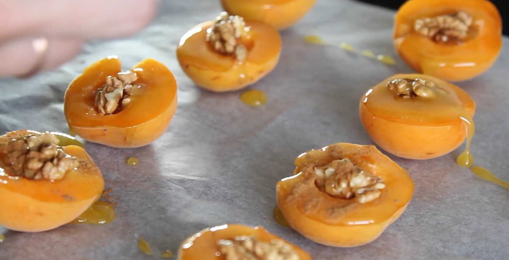 Запеченные абрикосы с медом и орехами-Шаг 6