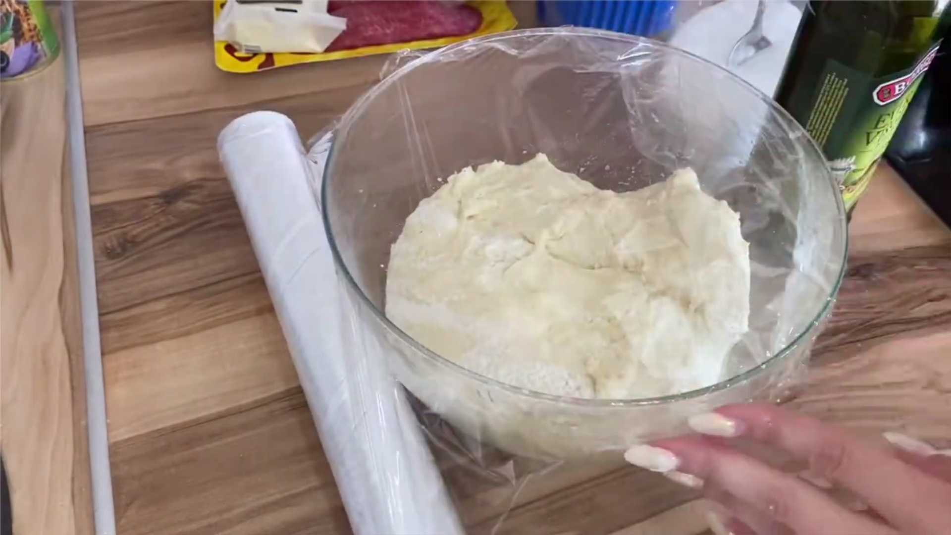 Пицца на дрожжевом тесте с колбасой и сыром-Шаг 5