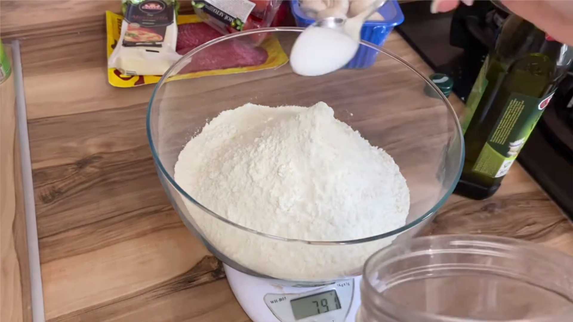 Пицца на дрожжевом тесте с колбасой и сыром-Шаг 2