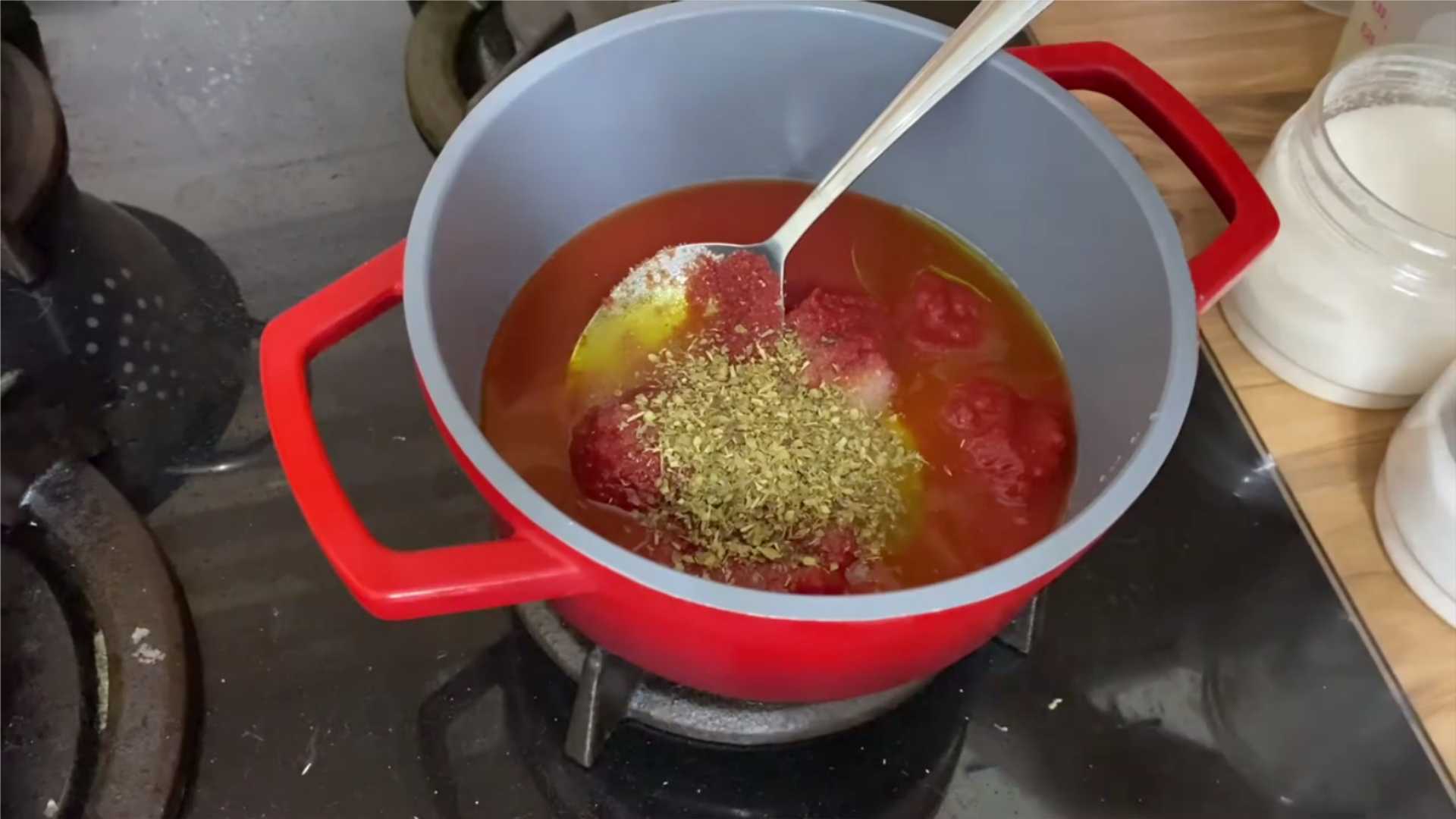 Пицца на дрожжевом тесте с колбасой и сыром-Шаг 6