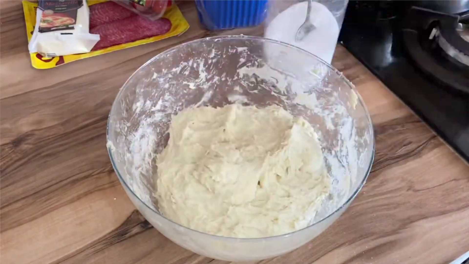 Пицца на дрожжевом тесте с колбасой и сыром-Шаг 4