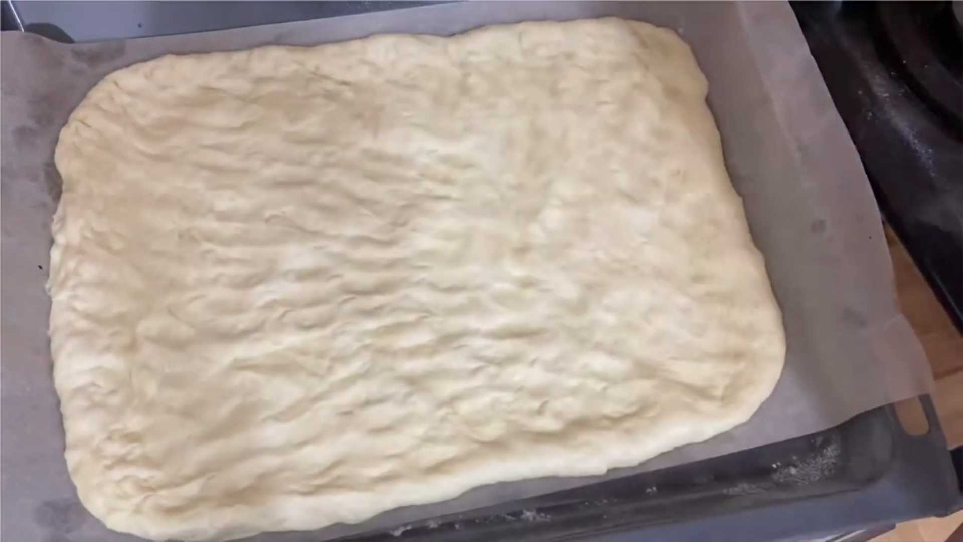 Пицца на дрожжевом тесте с колбасой и сыром-Шаг 7