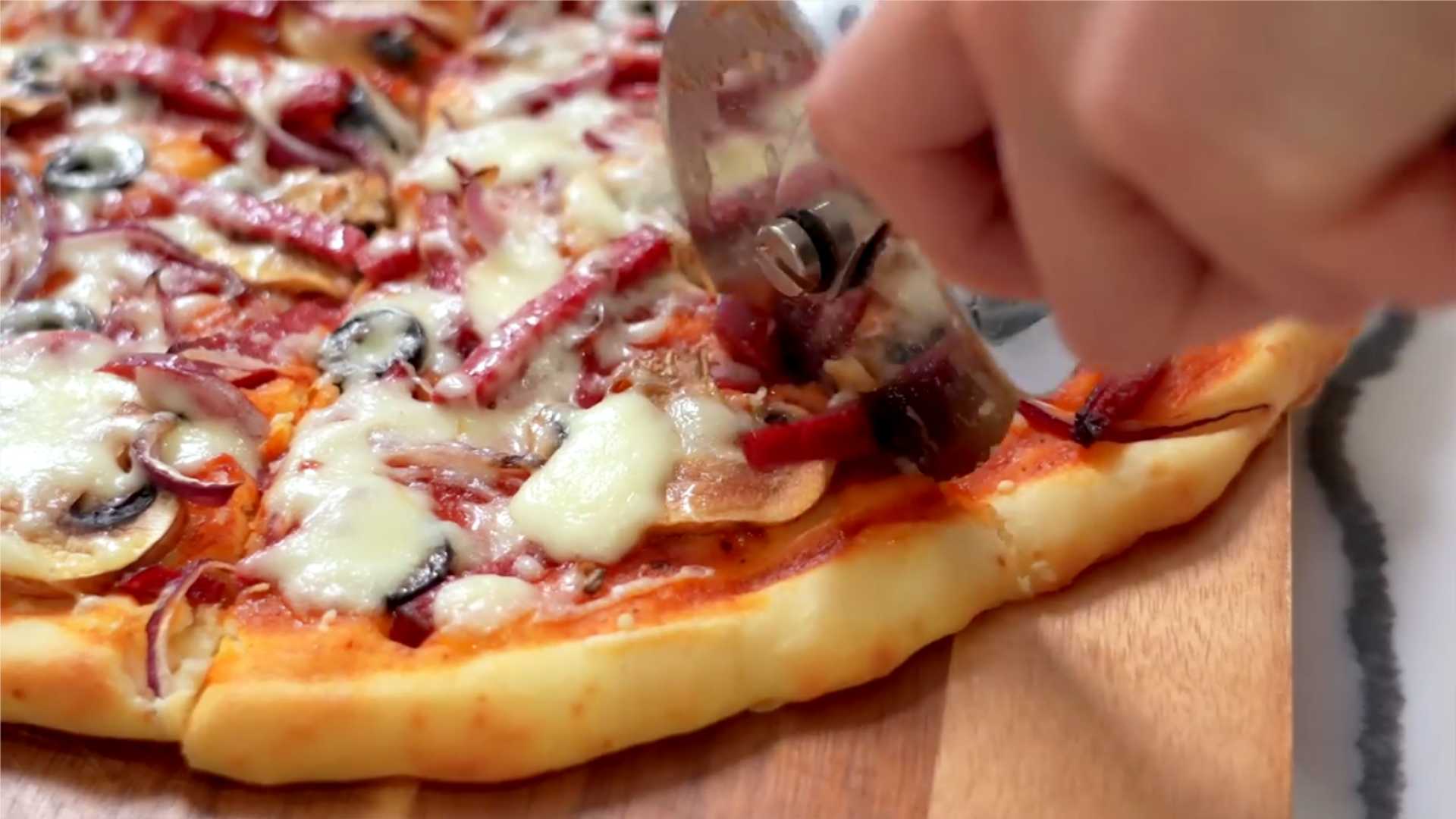 Пицца на жидком тесте с колбасой-Шаг 16