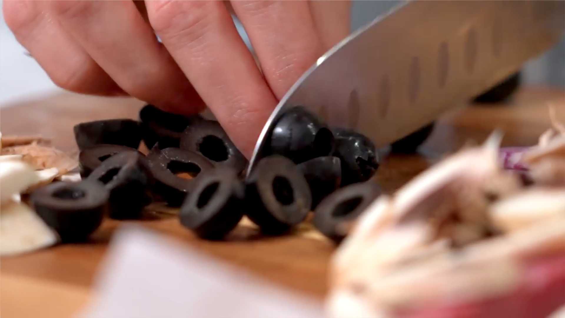 Пицца на жидком тесте с колбасой-Шаг 8