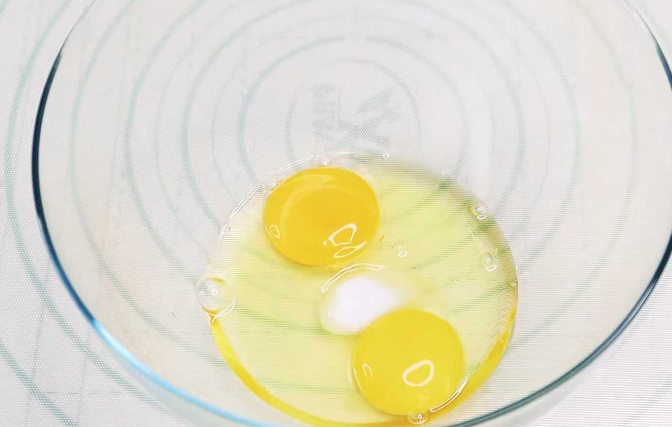 Блины с яйцом и зеленым луком-Шаг 2