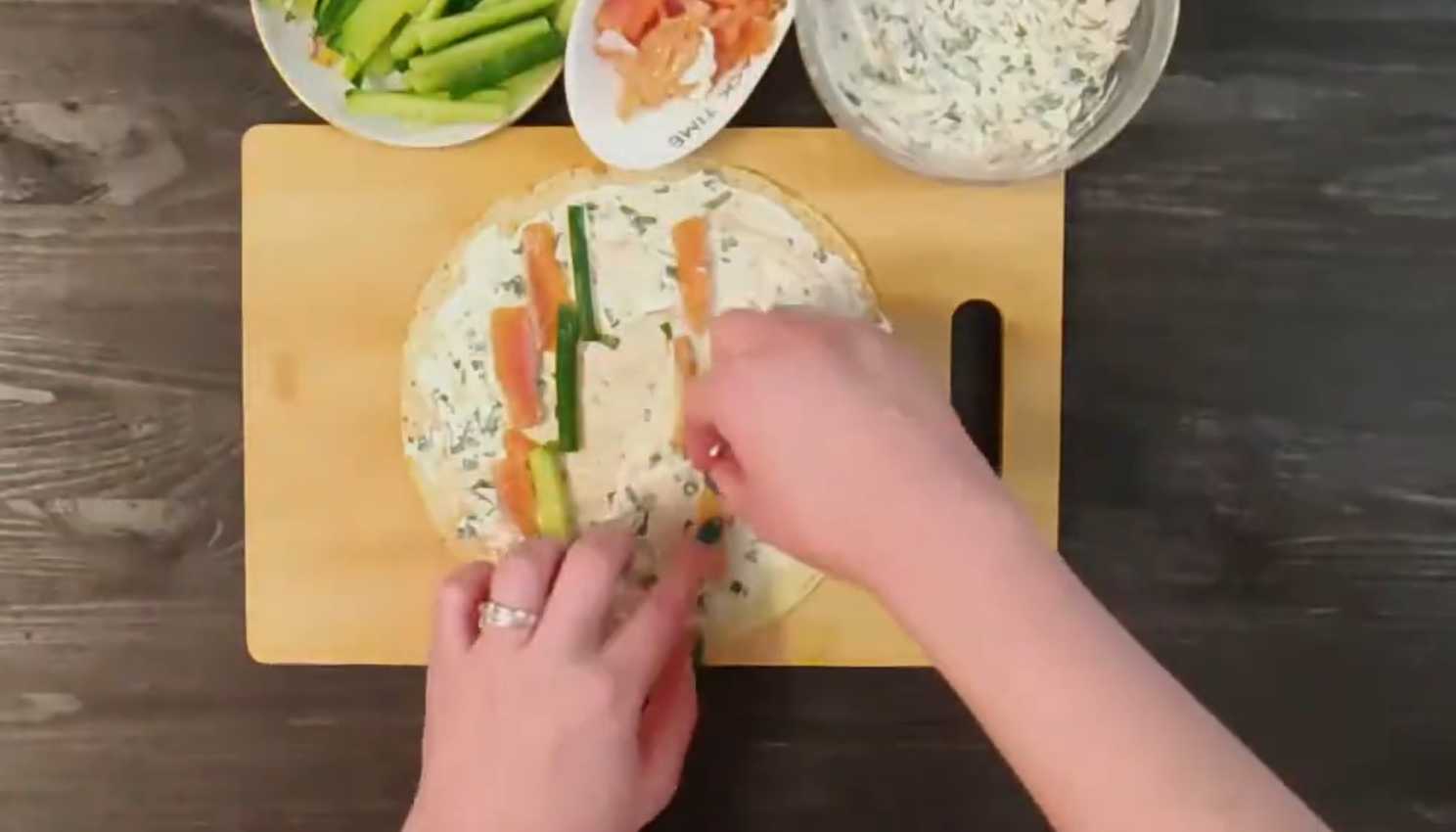 Блины с лососем, творожным сыром и огурцом-Шаг 10