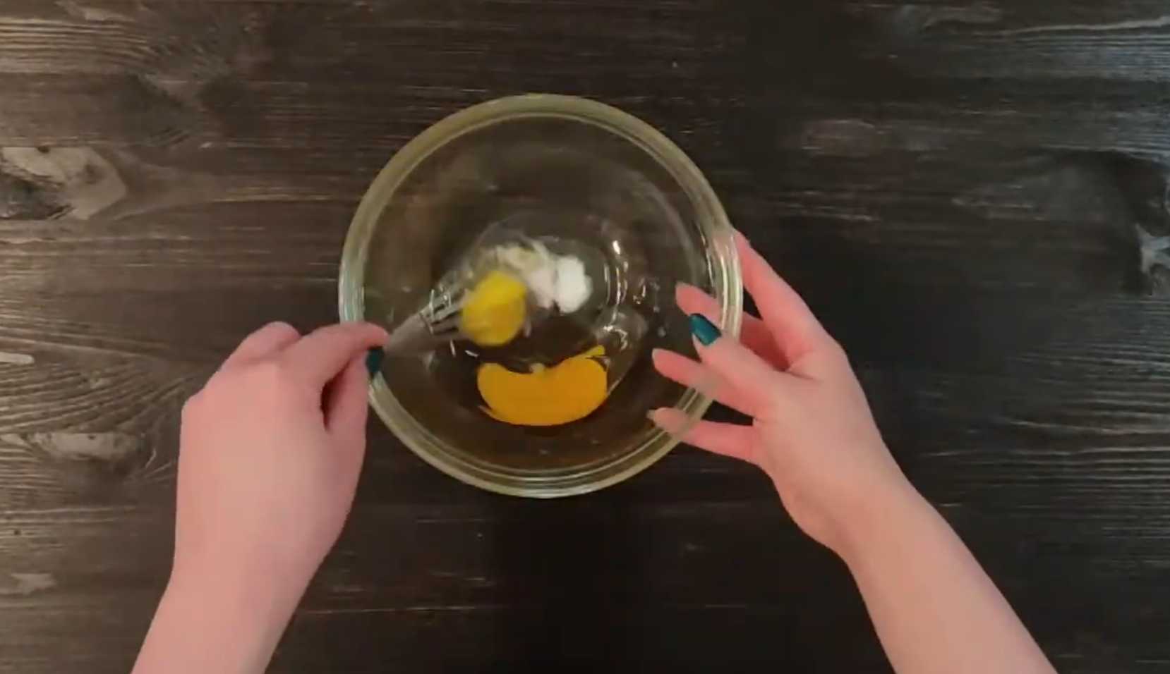 Блины с лососем, творожным сыром и огурцом-Шаг 1