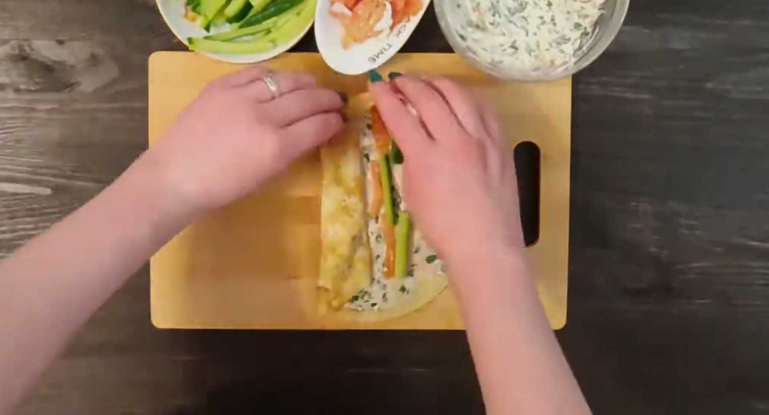 Блины с лососем, творожным сыром и огурцом-Шаг 11