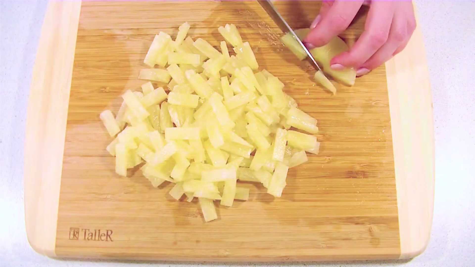 Пицца с ананасами и курицей-Шаг 8