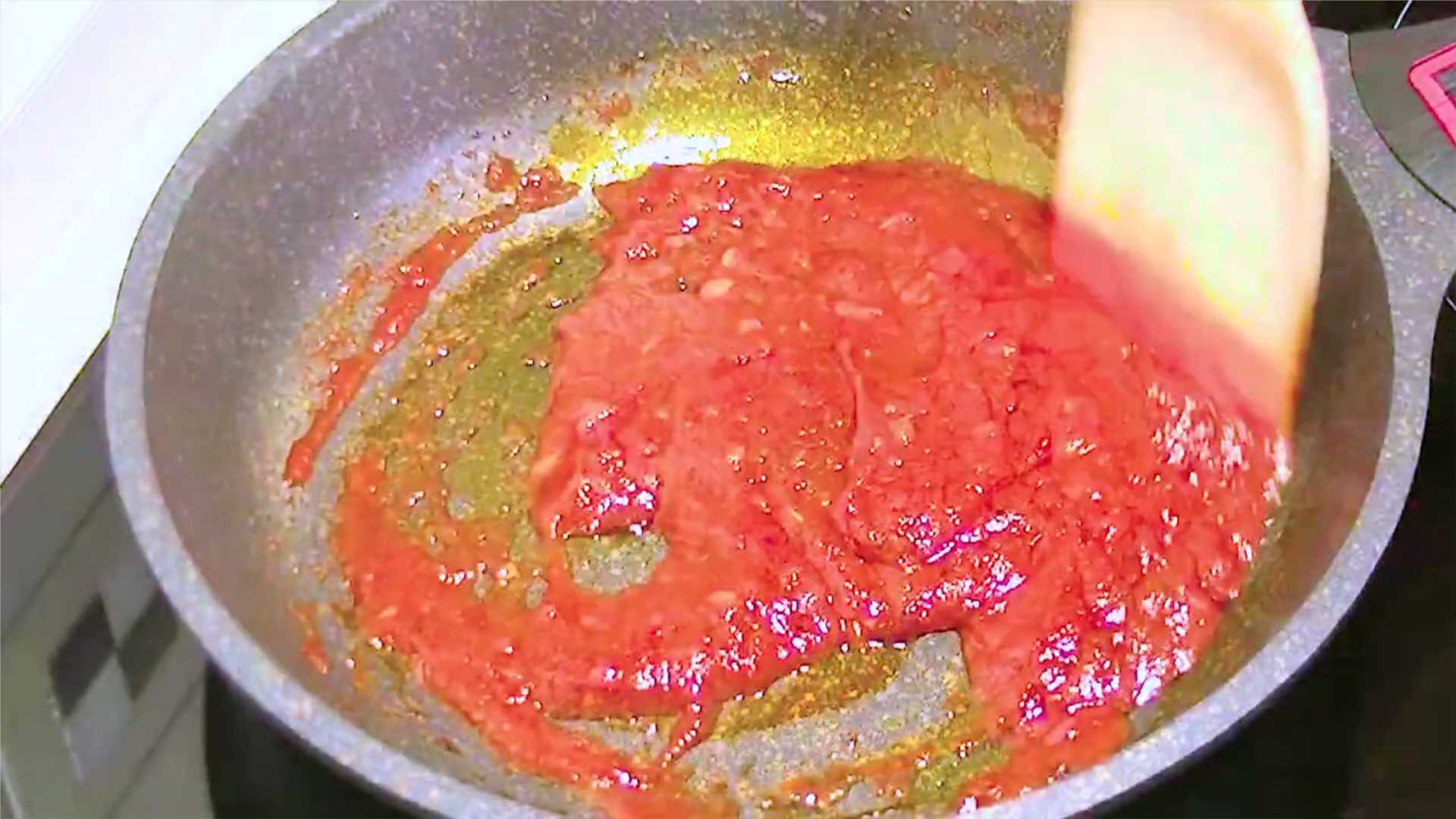 Пицца с ананасами и курицей-Шаг 6