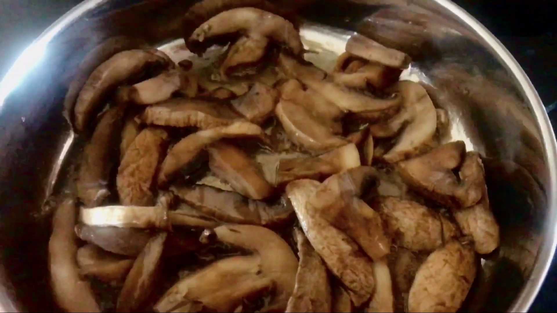 Пицца на слоёном тесте с грибами и томатами-Шаг 1