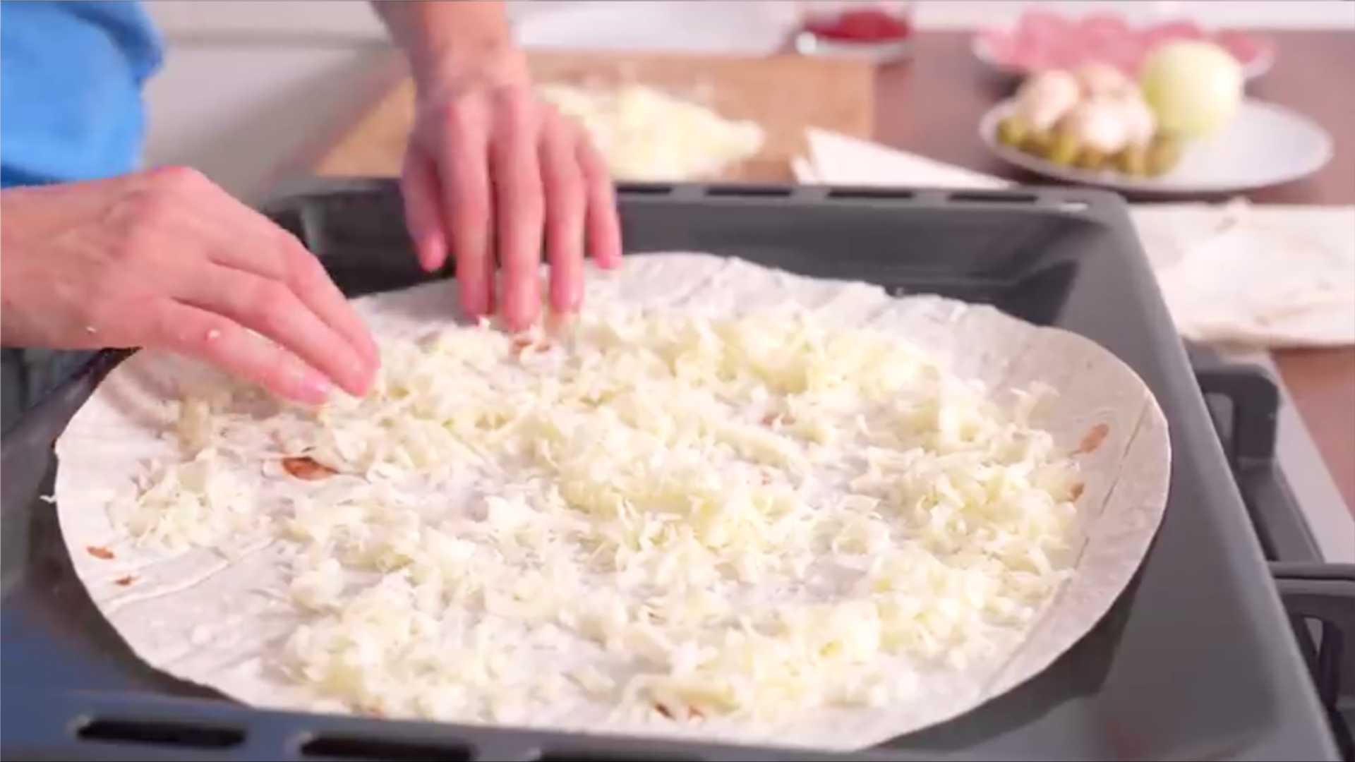 Пицца из лаваша с колбасой-Шаг 2