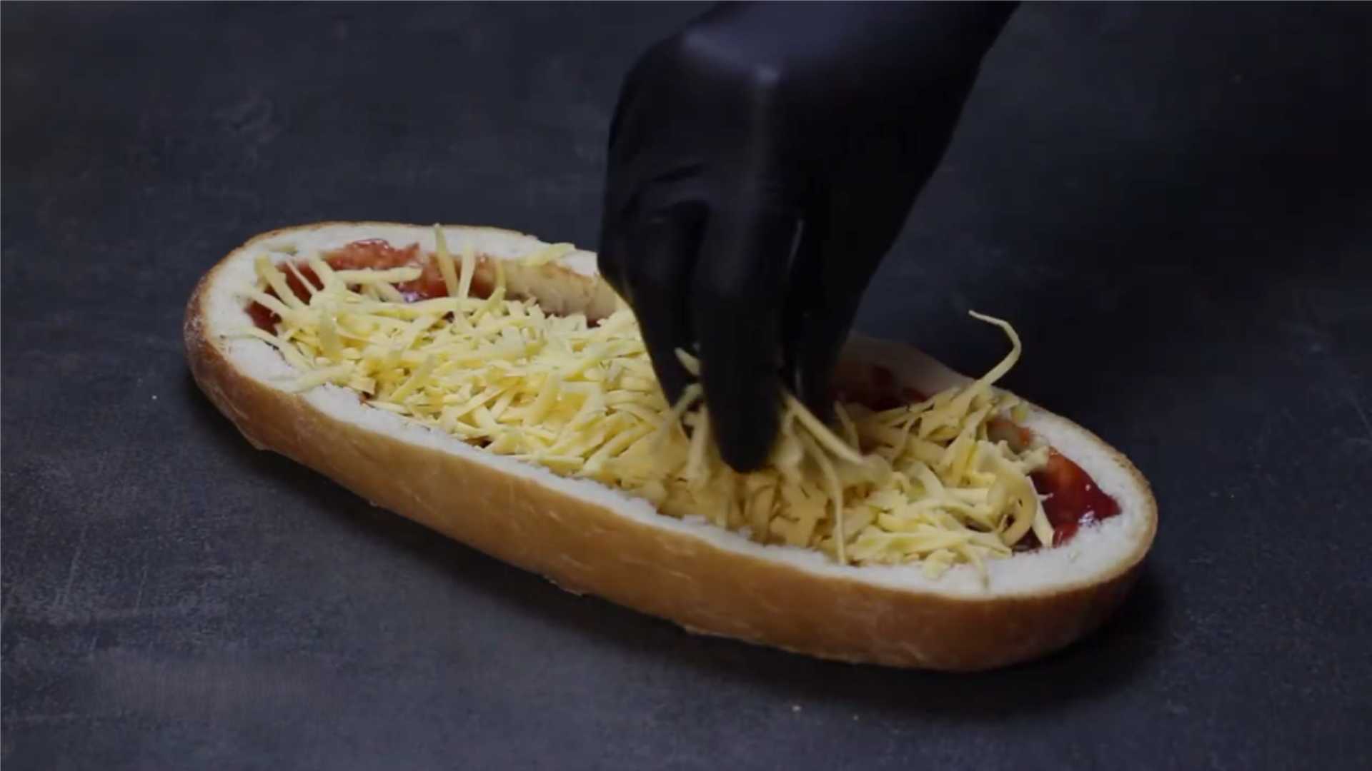 Мини пицца на батоне в духовке-Шаг 6