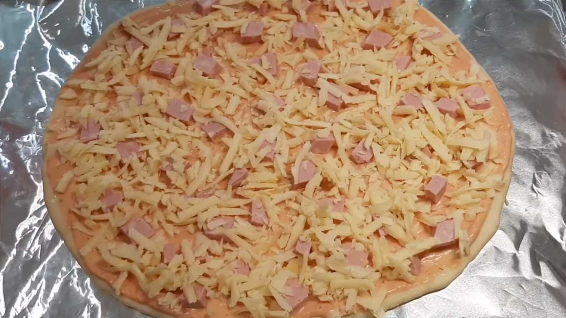 Домашняя пицца с колбасой и сыром в духовке-Шаг 11