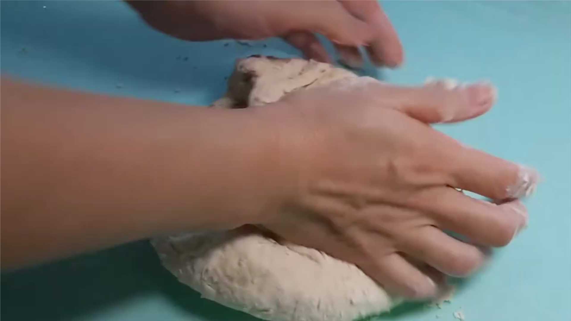 Домашняя пицца с колбасой и сыром в духовке-Шаг 4