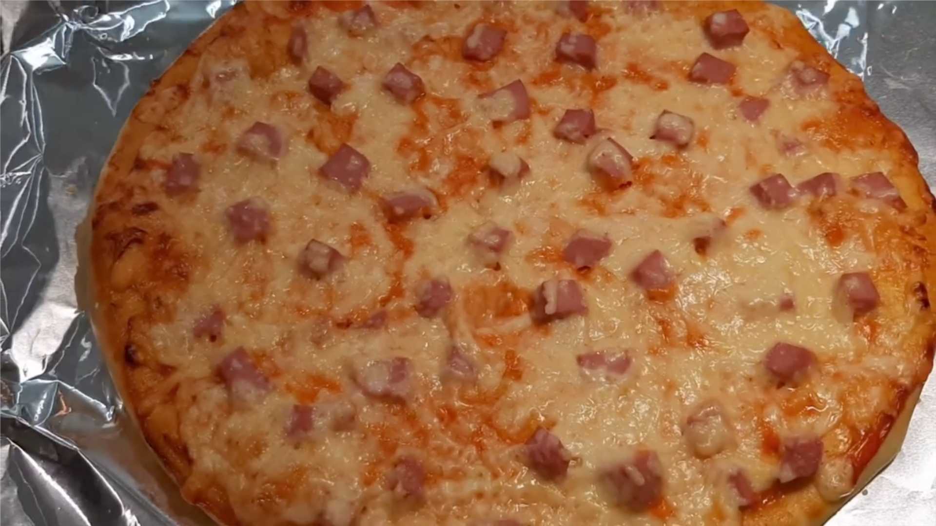 Домашняя пицца с колбасой и сыром в духовке-Шаг 12