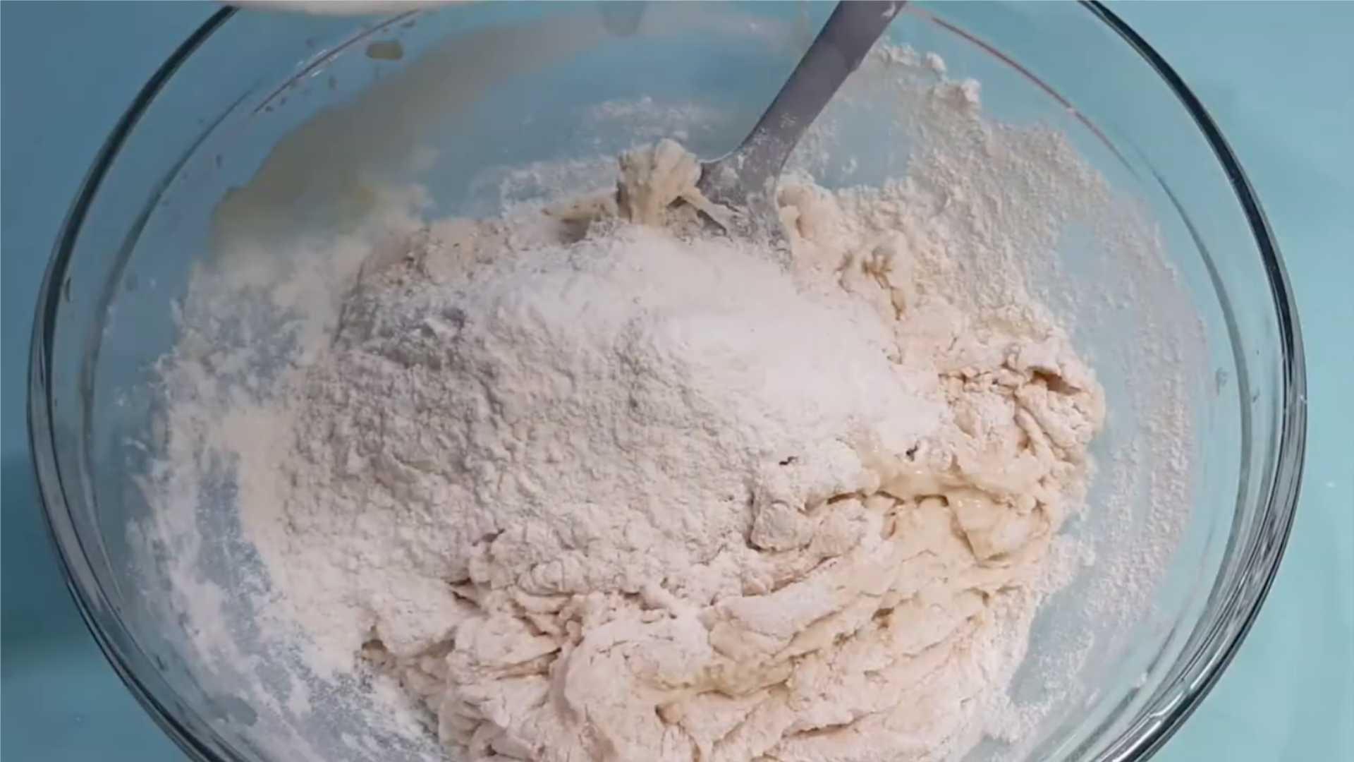 Домашняя пицца с колбасой и сыром в духовке-Шаг 3