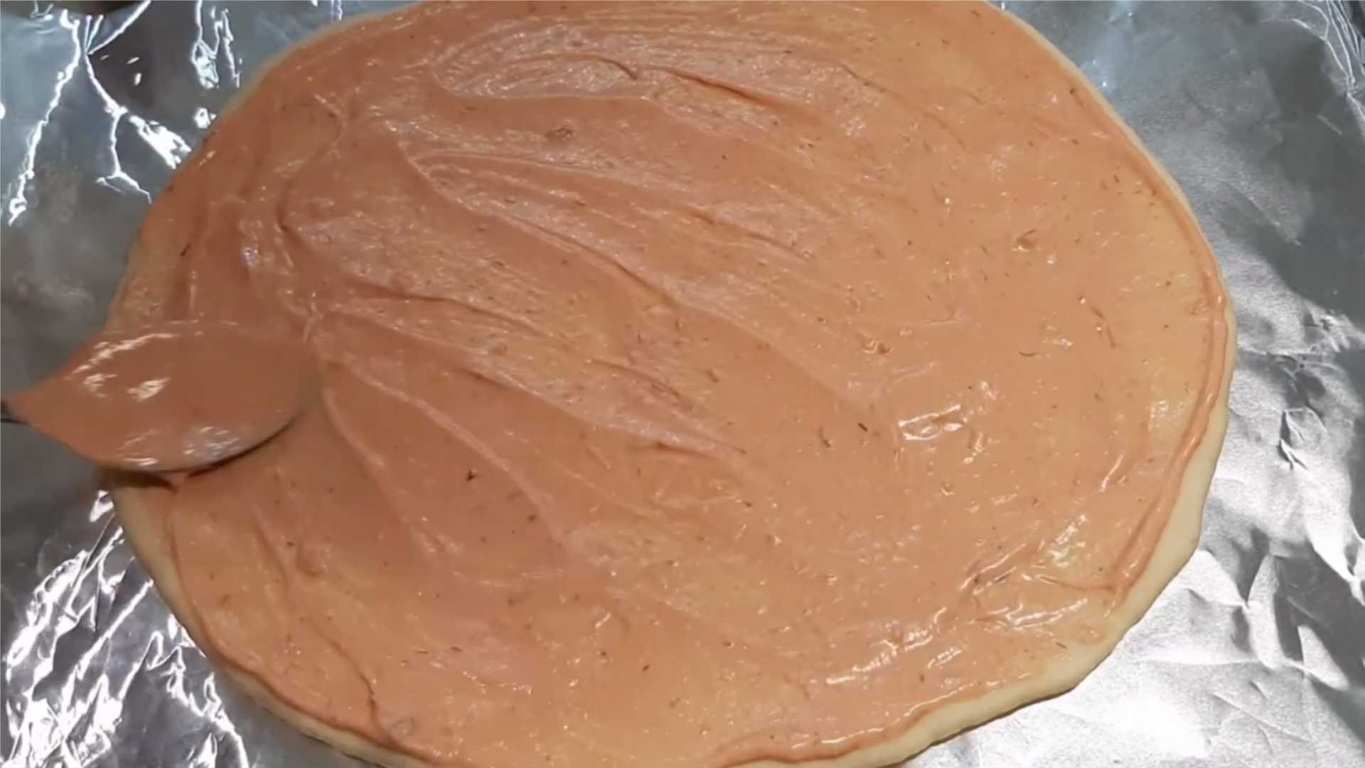 Домашняя пицца с колбасой и сыром в духовке-Шаг 10