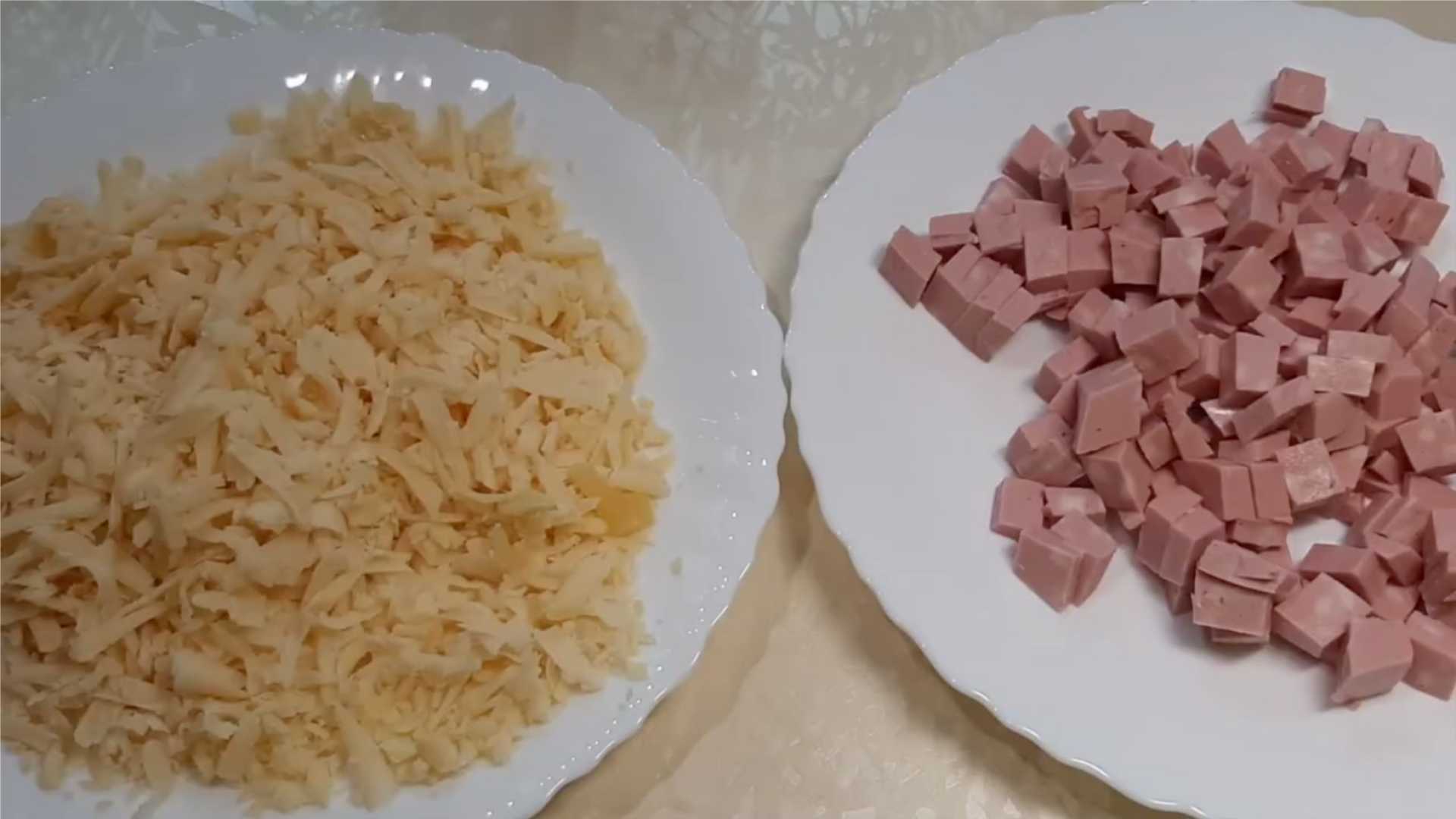 Домашняя пицца с колбасой и сыром в духовке-Шаг 6