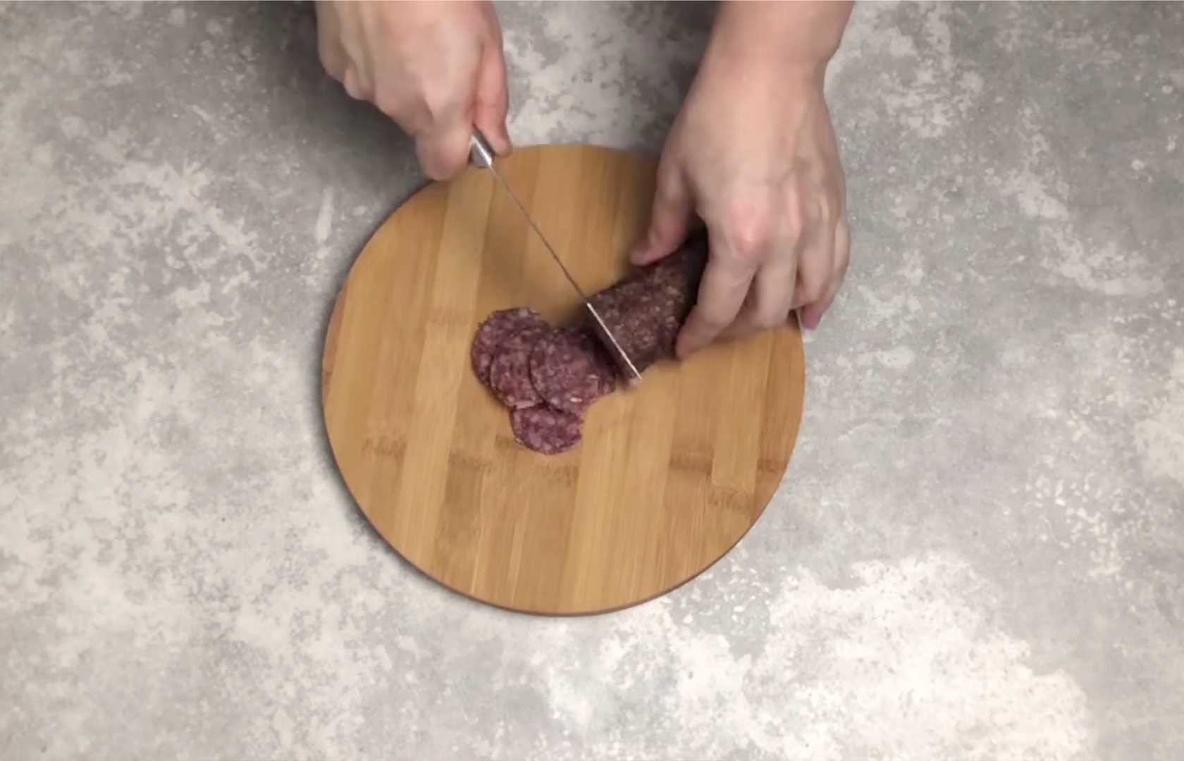 Пицца с колбасой в духовке-Шаг 5