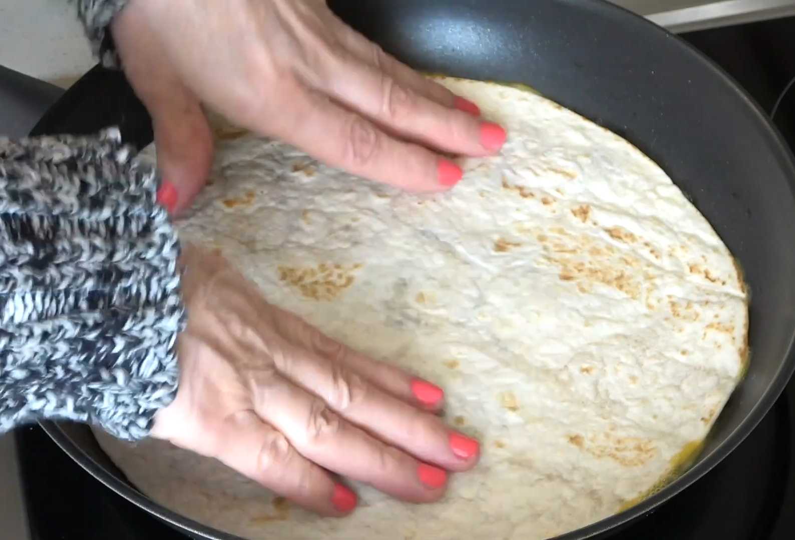 Пицца на лепешке тортилья на сковороде-Шаг 5