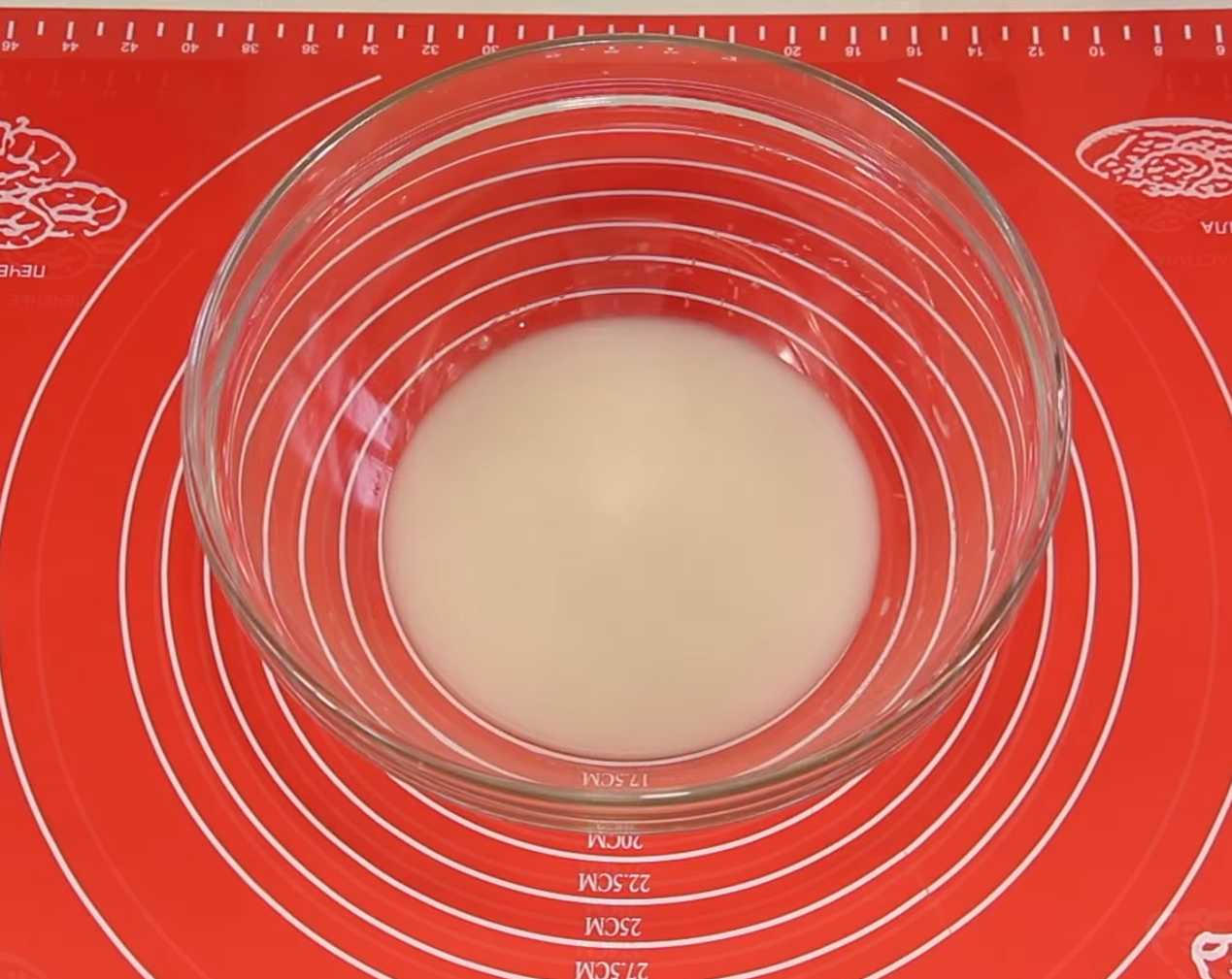 Замесите тесто: в миске растворите дрожжи в тёплой воде с сахаром. Веганская пицца с овощами-Шаг 1