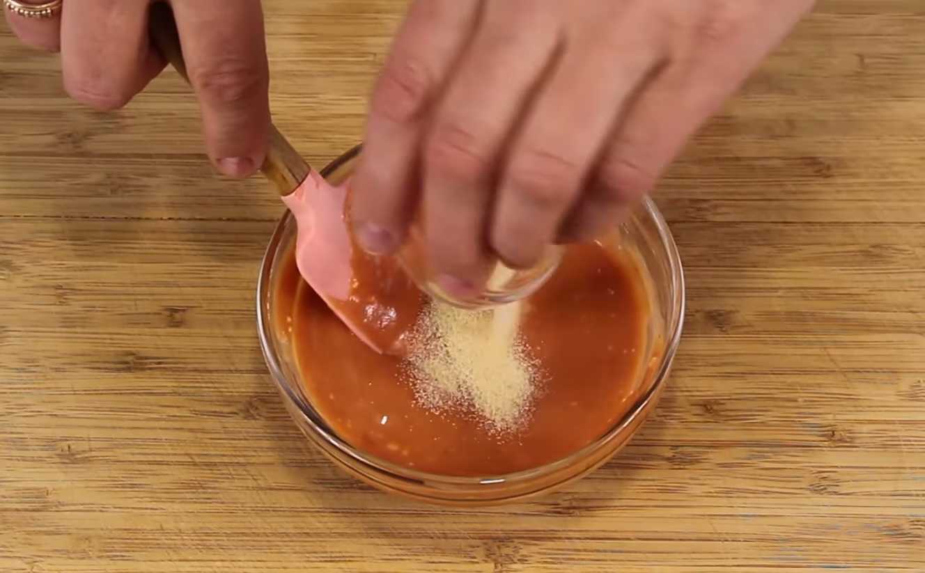 Добавьте сухие травы (орегано, базилик, чеснок). Перемешайте до однородности. Веганская пицца с овощами-Шаг 5