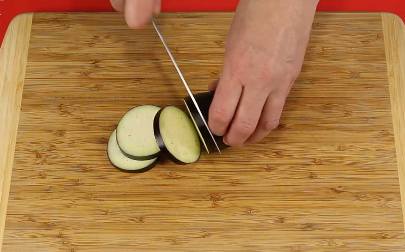 Нарежьте овощи: баклажан — кружками, обжарьте на сухой сковороде до золотистости. Веганская пицца с овощами-Шаг 6