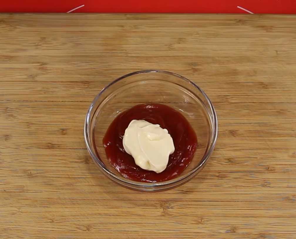 Приготовьте соус: в маленькой миске смешайте кетчуп и постный майонез. Веганская пицца с овощами-Шаг 4