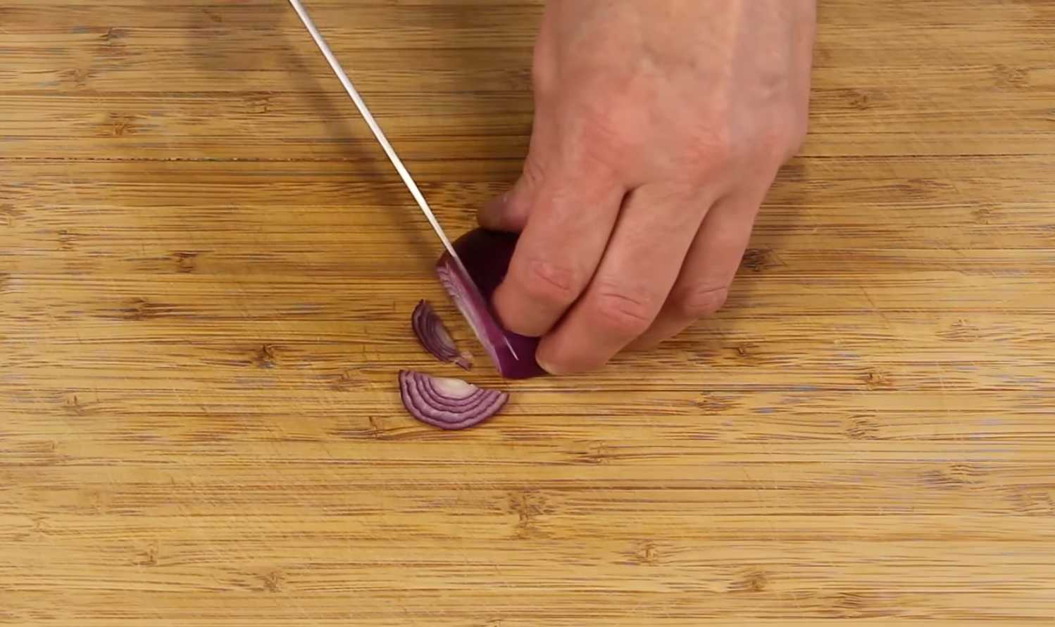 Помидоры, перец, красный лук — тонкими кружками или полукольцами; маслины — колечками. Веганская пицца с овощами-Шаг 8