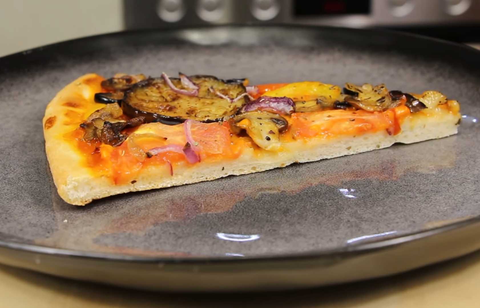 Остудите 3 минуты, нарежьте и подавайте. Веганская пицца с овощами-Шаг 12