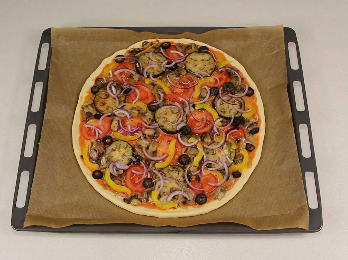 Выпекайте: переложите пиццу на противень с пергаментом, запекайте в духовке при 250 °C 10–12 минут — до золотистой корочки и слегка подрумяненных овощей. Веганская пицца с овощами-Шаг 11