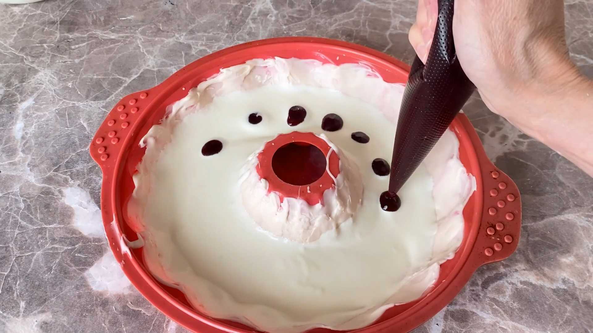 Творожная пасха в шоколадном корпусе с ягодным конфи-Шаг 9